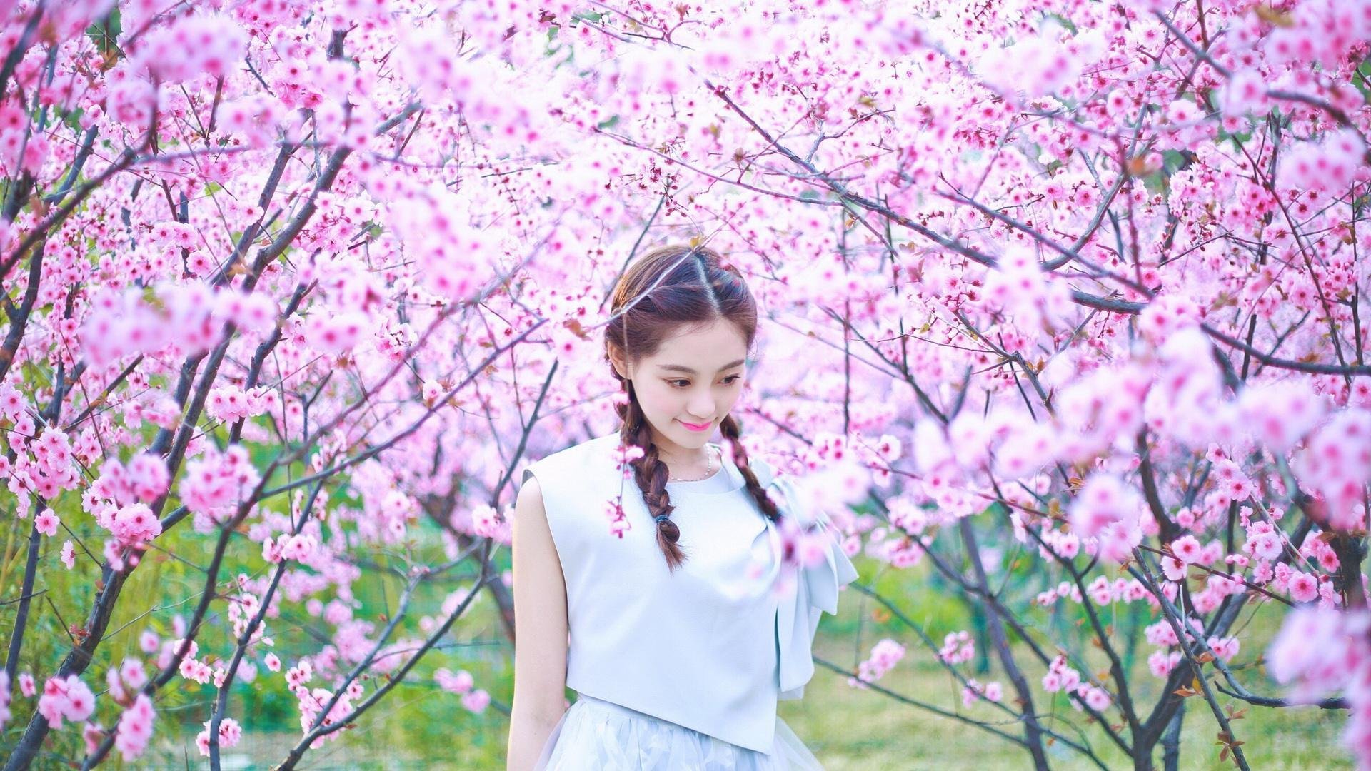 爱游戏app活动-张雨霏与外国选手合影气氛融洽，张雨霏比赛现场